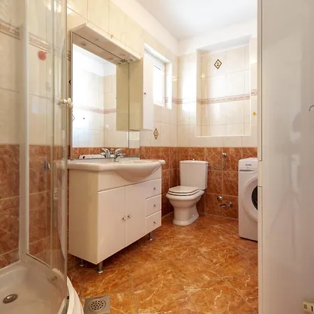 Cozy 1-bedroom Near The Center Of 아파트 트로기르