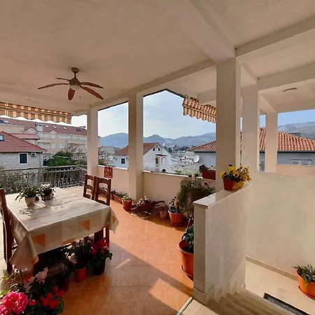 Apartman Cozy 1-bedroom Near The Center Of