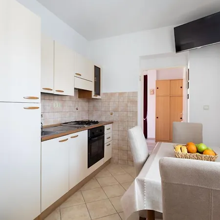 Cozy 1-bedroom Near The Center Of 트로기르