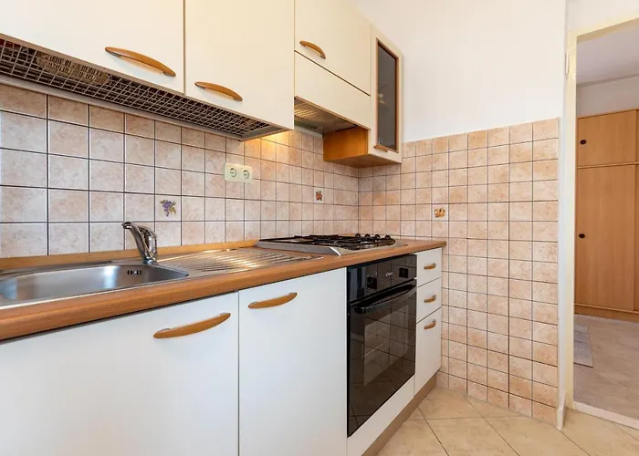 Cozy 1-bedroom Near The Center Of Apartment *