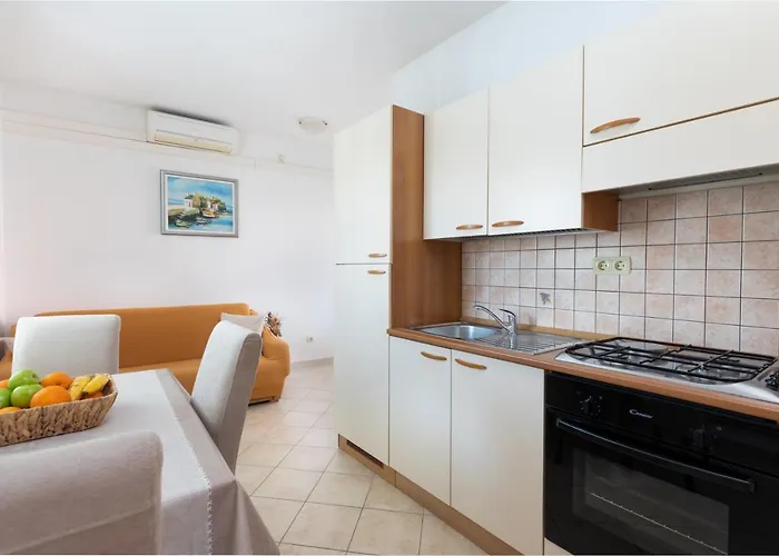 Apartment Cozy 1-bedroom Near The Center Of *