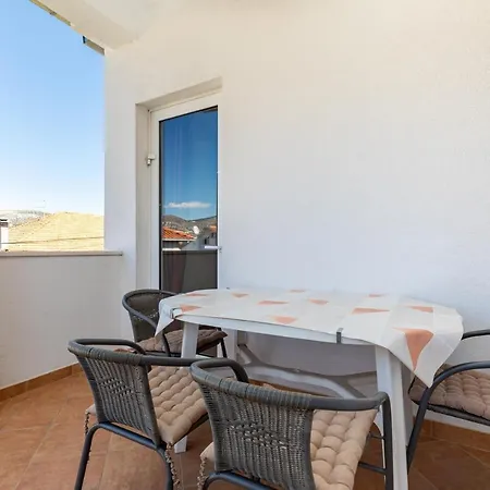 Cozy 1-bedroom Near The Center Of Трогир