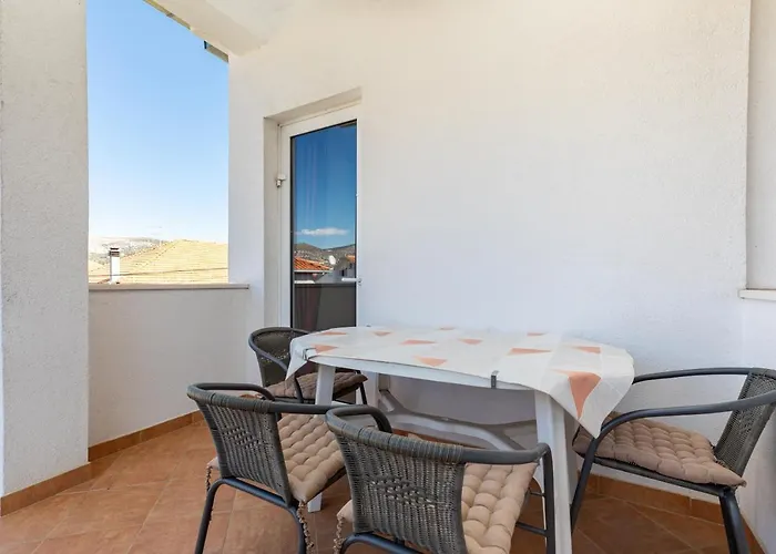 Cozy 1-bedroom Near The Center Of Трогир